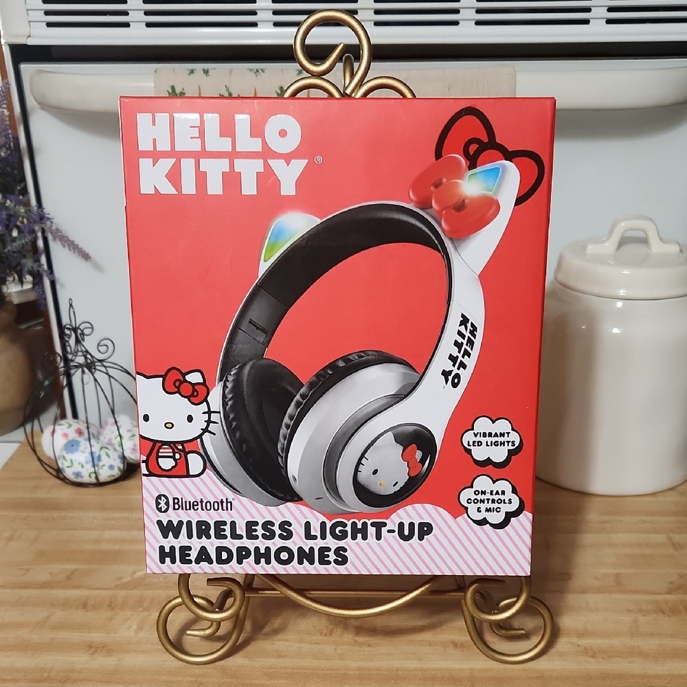 Hello Kitty Wireless Light Up Headphones
